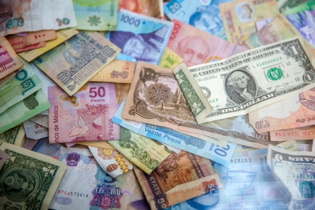 Contant geld overmaken naar het buitenland: zo werkt het