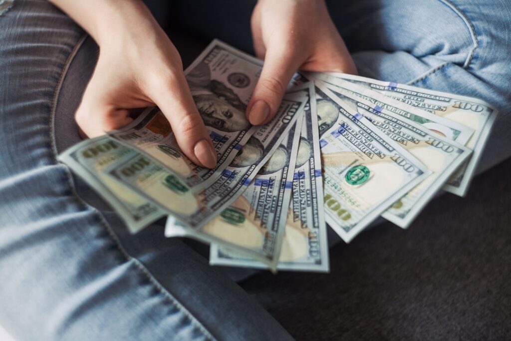 Hoeveel contant geld mag je hebben op straat?